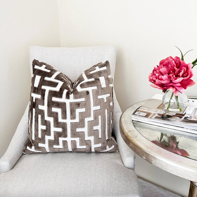 Housse de coussin en velours Myriad, H 22 po x l 22 po, Brun / blanc géométrique