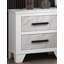 Élégante table de chevet en faux marbre avec poignées noires et glissières en métal pour les chambres modernes, durables et élégantes.