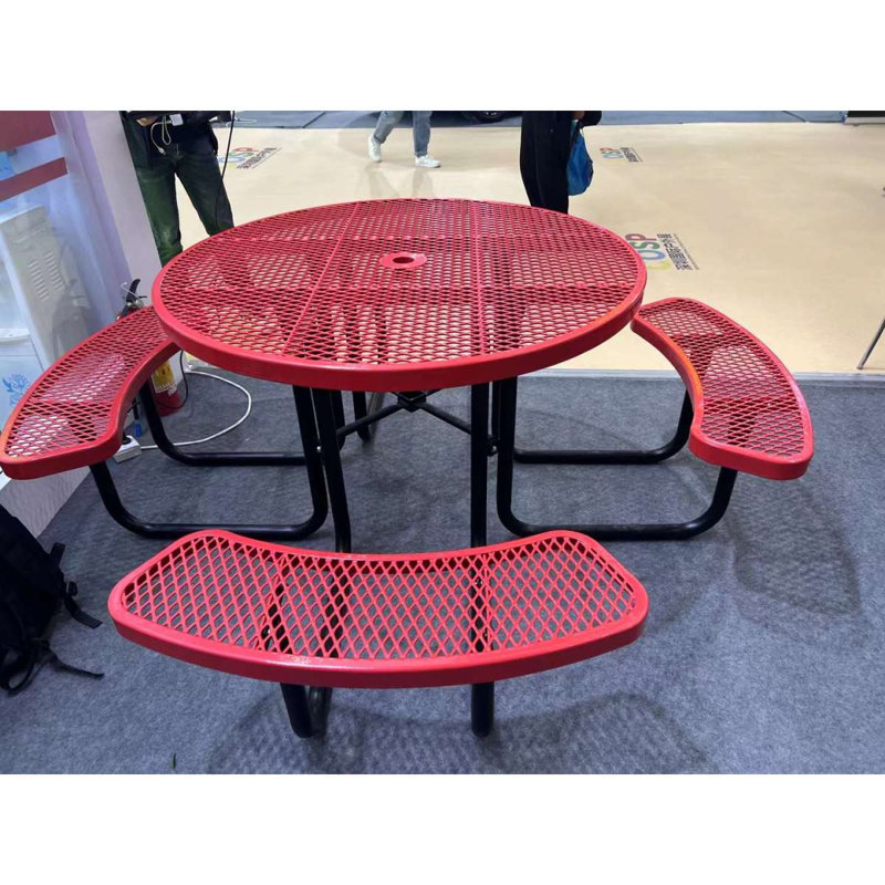 Ensemble de table et chaises rondes rouges avec trou pour parasol