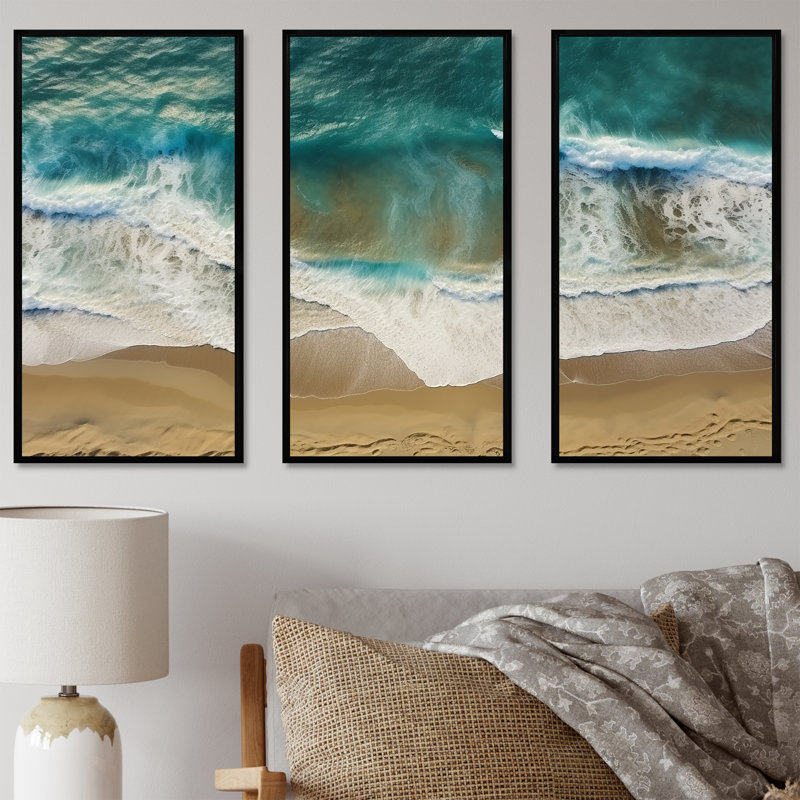 Vue aérienne de Tranquil Waves 2 - plage, art mural, H 28 po x l 36 po x P 1 po, Cadre flottant noir