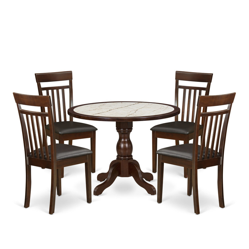Cet ensemble de cuisine 5 pièces comprend une table à piédestal et 4 chaises en similicuir à dossier à lattes, finition acajou.