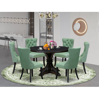 L'ensemble de 7 pièces de coin-repas comprend une table ronde de 48 po avec piédestal et 6 chaises rembourrées en tissu de polyester vert saule, noir sablé