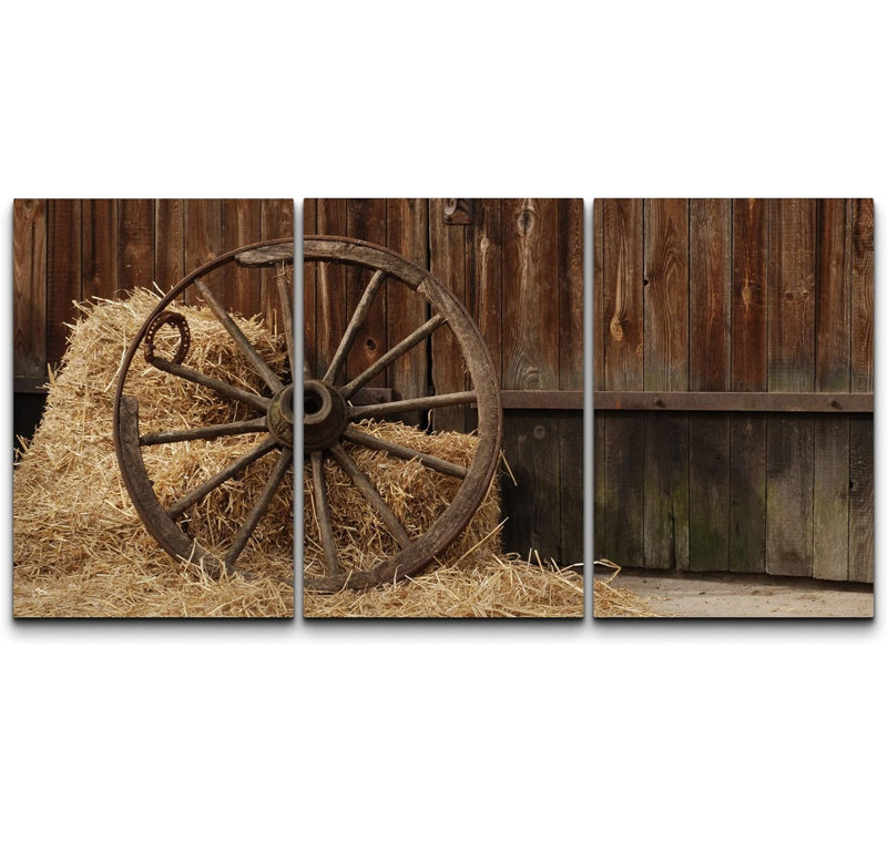 Roue antique antique dans une grange campagnarde avec du foin sur toile, 3 pièces