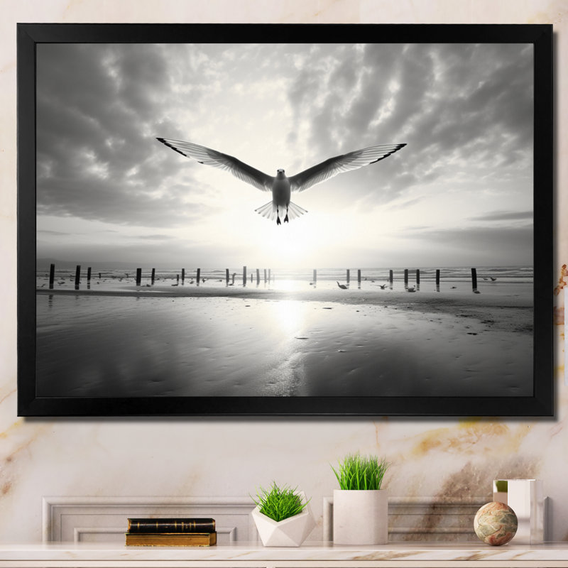 Gray Beach Seagulls In Flight III, reproduction d'art sur toile, H 16 po x l 32 po, Encadrement doré