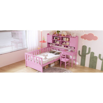 Lit simple multifonctionnel en bois avec bureau pratique, fauteuil de détente et bibliothèque, plateforme de travail rose, espace de travail pratique et élégant