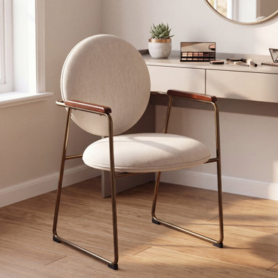 Chaise de maquillage moderne en tissu beige avec accoudoirs, dossier arrondi rembourré, structure en métal, idéale pour coiffeuse ou chambre à coucher.