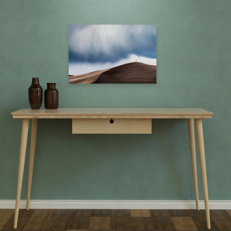 Figure solitaire dans une dune du désert - Paysage abstrait minimaliste et dramatique - Affiche murale nature