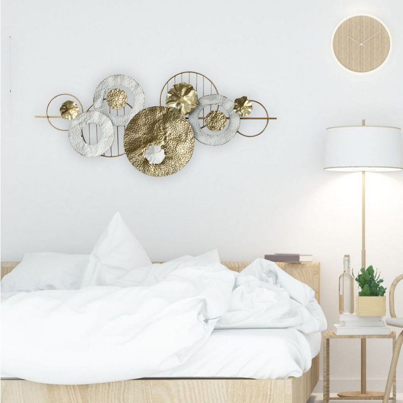 Art mural à anneaux multiples - décor géométrique moderne en métal avec accents dorés et blancs