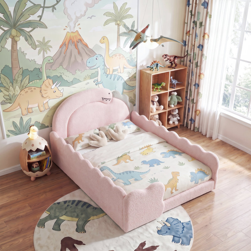 Lit d'enfant en forme de dinosaure, recouvert de tissu bouclé, avec barrières de sécurité et sommier à lattes en bois massif.