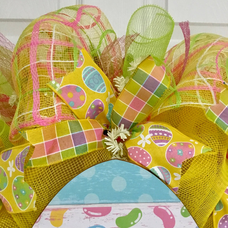 Couronne de Pâques avec œuf en bois jaune et rose