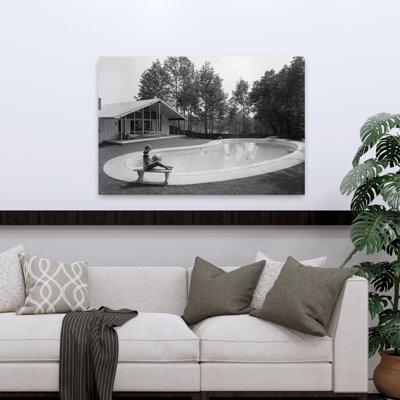 1950S 1960S, femme blonde, maillot de bain assis sur un banc de pierre, ballon de plage près d'une piscine en forme de reins, rétro, rétro, plage, art mural