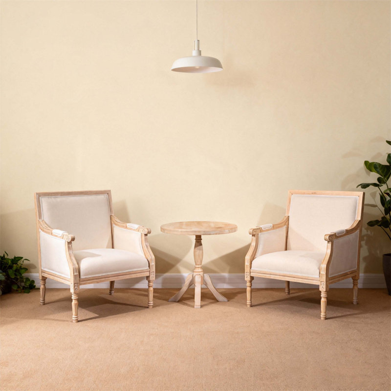 Chaise d'appoint française avec structure en bois traditionnelle, revêtement en lin et finition patinée pour une décoration intérieure intemporelle