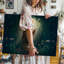 Toile, une figure sereine avec de longs cheveux qui coule et un art mural doux-518360121