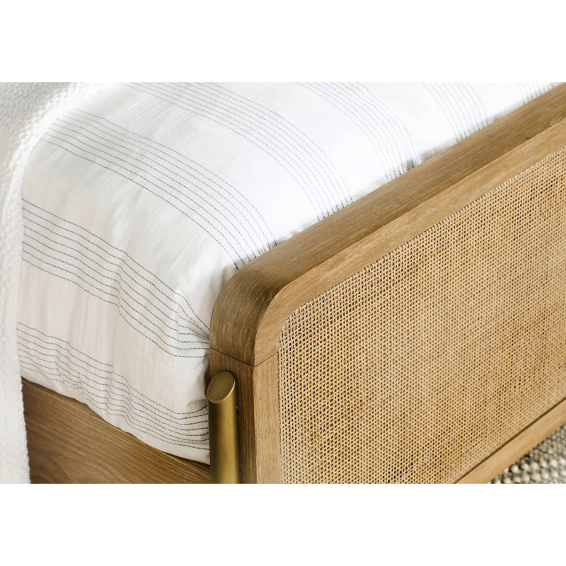 Grand lit à panneau avec sable délavé et canne naturelle - lit de chambre en métal et bois massif, ambiance côtière, design Mid-Century, lignes épurées, pieds fuselés