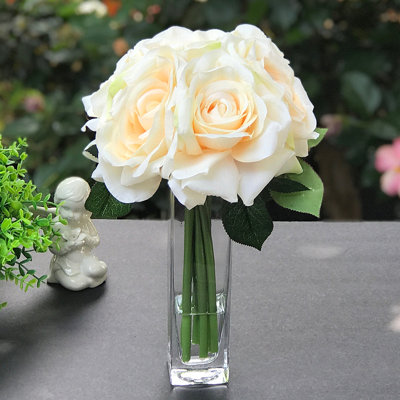 Agencements de roses et de clous en vase 7 têtes