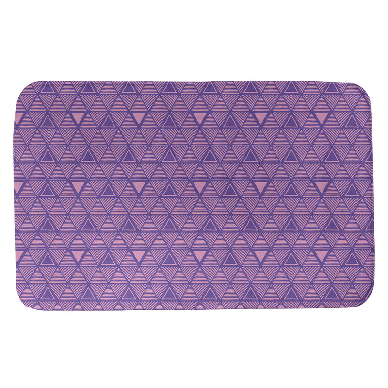 Tapis de bain géométrique à motif de triangles dessinés à la main, l 21 po x L 34 po, Mauve / Rose