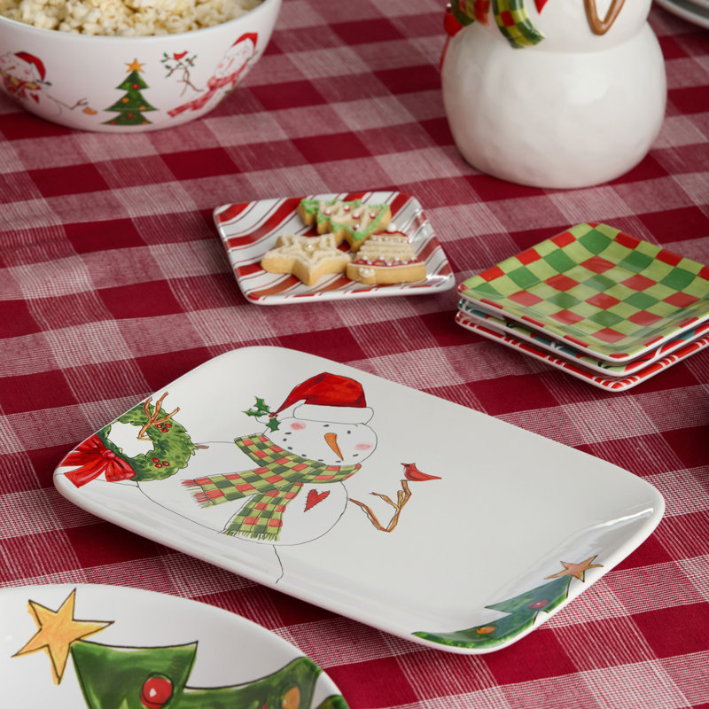 Plateau rectangulaire en bonhomme de neige 14 x 10 po - Un plateau en céramique polyvalent de 14 x 10 po dans un style de bonhomme de neige chaleureusement illustré, apportant un charme d'hiver douillet à chaque pièce des Fêtes.