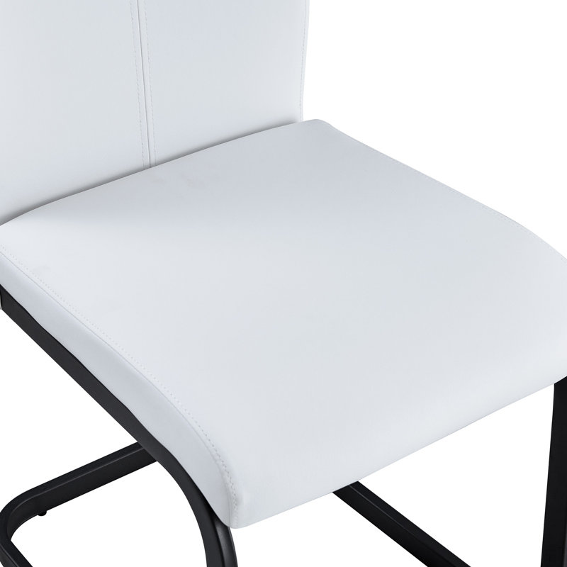 Une table de salle à manger de 71 x 35,4 pouces avec un plateau habilement assemblé par quatre panneaux de fibres à densité moyenne blancs texturés. Le bureau possède une plateforme de rangement de 43,3 x 19,7 po. Très approprié pour les réunions de famille, etc.