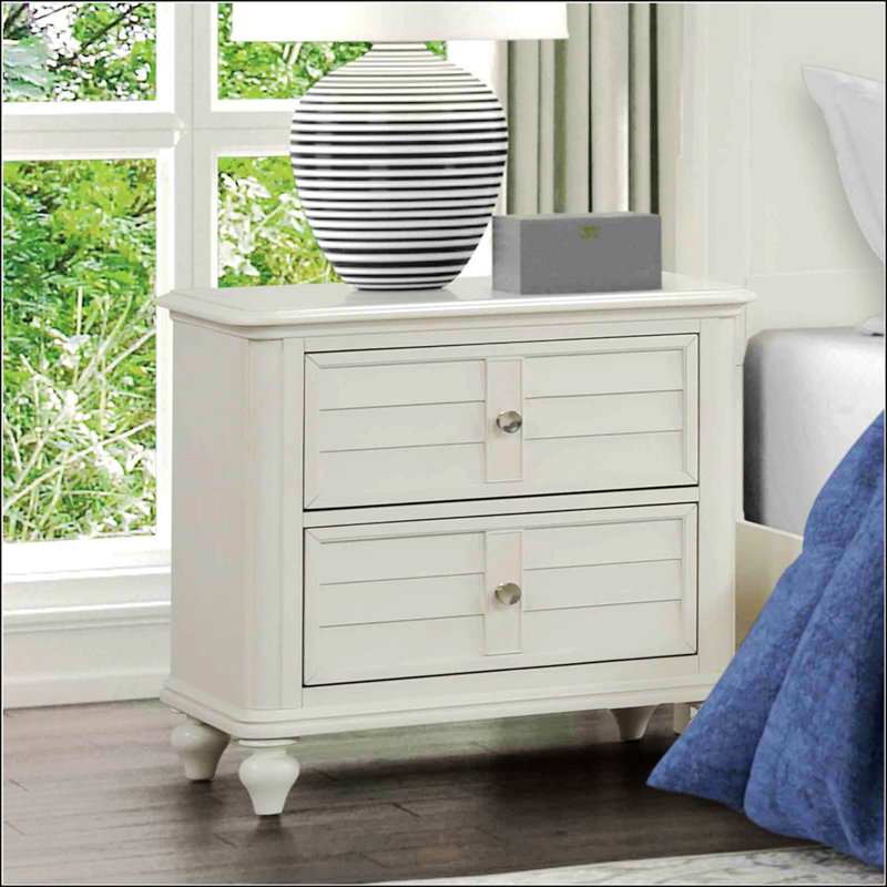 Table de chevet style côtier avec tiroirs en queue d'aronde et glissières à roulement à billes, finition blanc antique pour un décor de chambre à coucher élégant