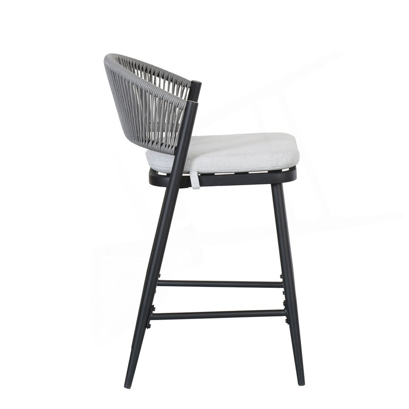 Tabourets de comptoir d'extérieur à structure en métal à hauteur d'assise de 26 po avec dossier en forme de feston en rotin PE, ensemble de 2