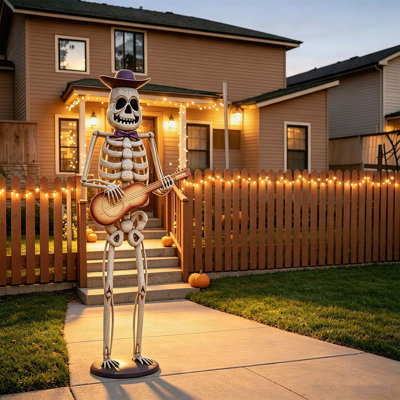 Statue d'Halloween à motif de guitare squelette, statue en métal 61,8 pouces avec chapeau mauve et nœud papillon pour la véranda et la pelouse