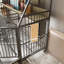 Grande cage pour animaux de compagnie avec support de rangement, tiroirs avec bacs à nourriture et à eau en acier inoxydable, support de rangement à double couche en cadre de fer et panneau de fibres à densité moyenne, robuste et exquis-1047932401
