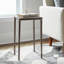 Table d'appoint en aluminium avec structure texturée et plateau inspiré de la pierre, argent et blanc 24 po