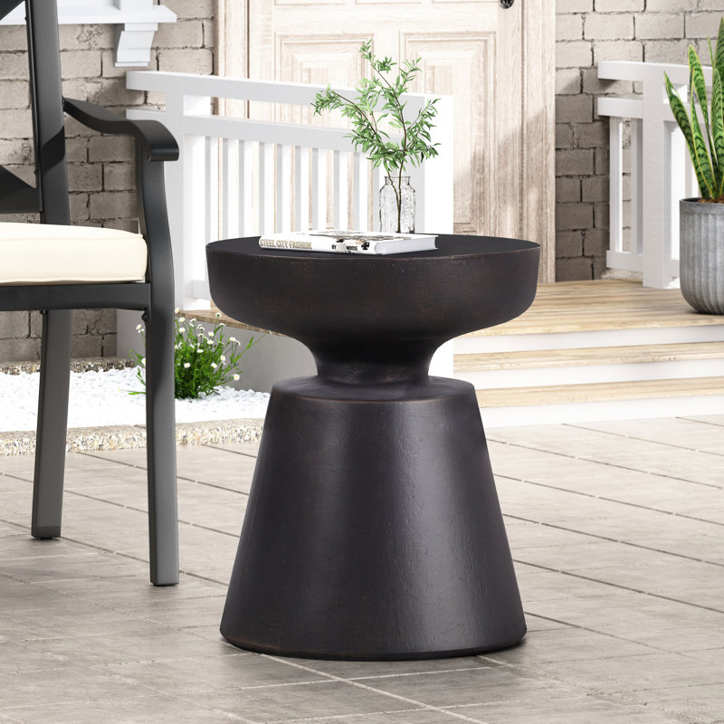Table d'appoint de jardin légère en béton, conception moderne avec accent de cuivre, aucune table d'assemblage requise