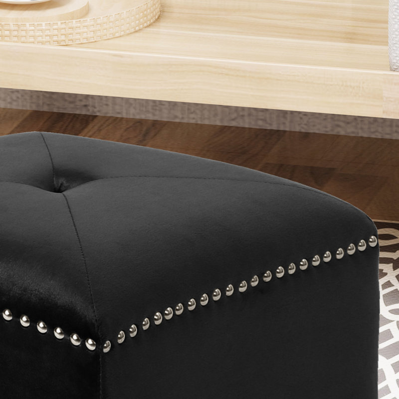 Velours carré noir avec coussin et rebord clouté élégant - rembourrage confortable de 16,5 po x 17 po
