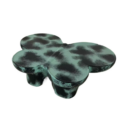 Table basse en forme de papillon avec texture faux travertin