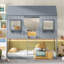 Lit superposé simple au-dessus d'un lit simple en bois avec toit, fenêtre, garde-corps et échelle-253350205