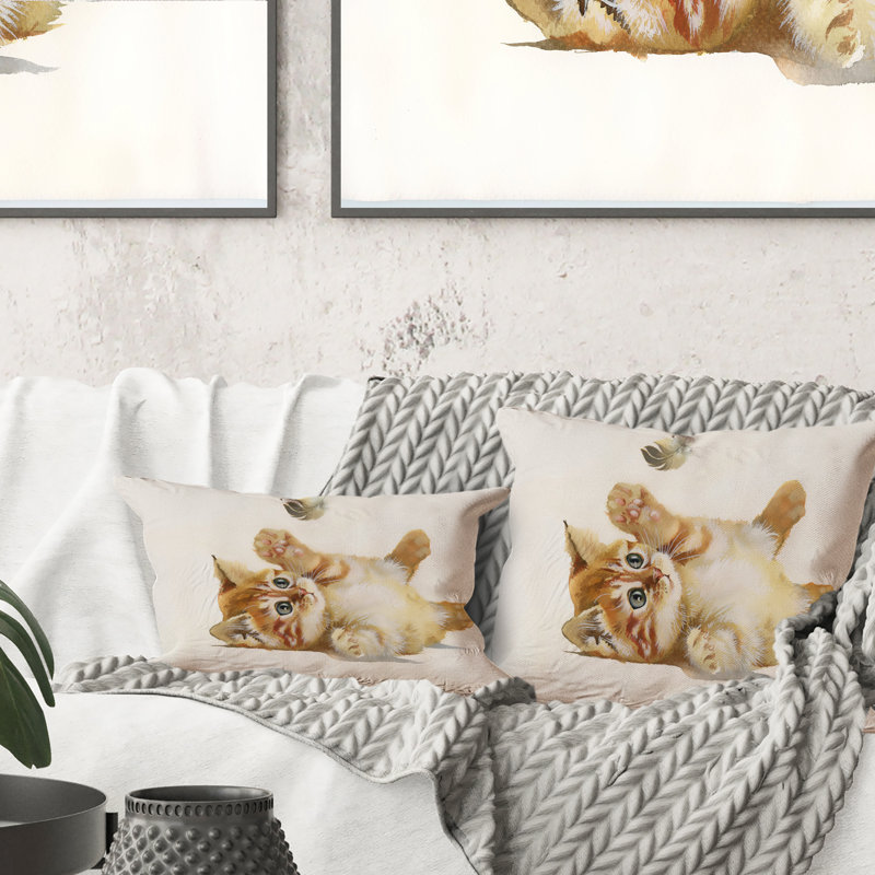 Petit chaton orange avec plume - coussin décoratif imprimé traditionnel, 18 po x 18 po