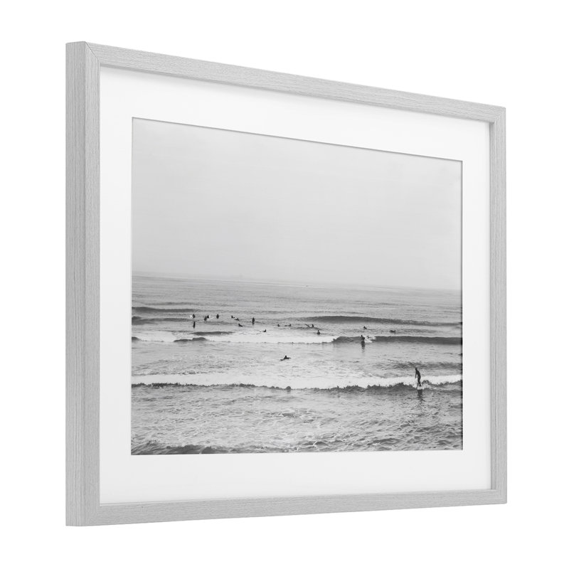 Surfers Riding Waves, reproduction encadrée monochrome sous verre, conception de Sissi et Seb, H 17 po x l 23 po