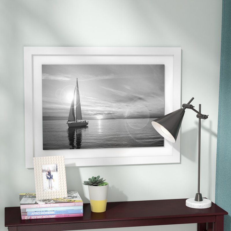 « Sailboat », reproduction de photo, H 24 po x l 32 po x P 1 po, Papier encadré blanc