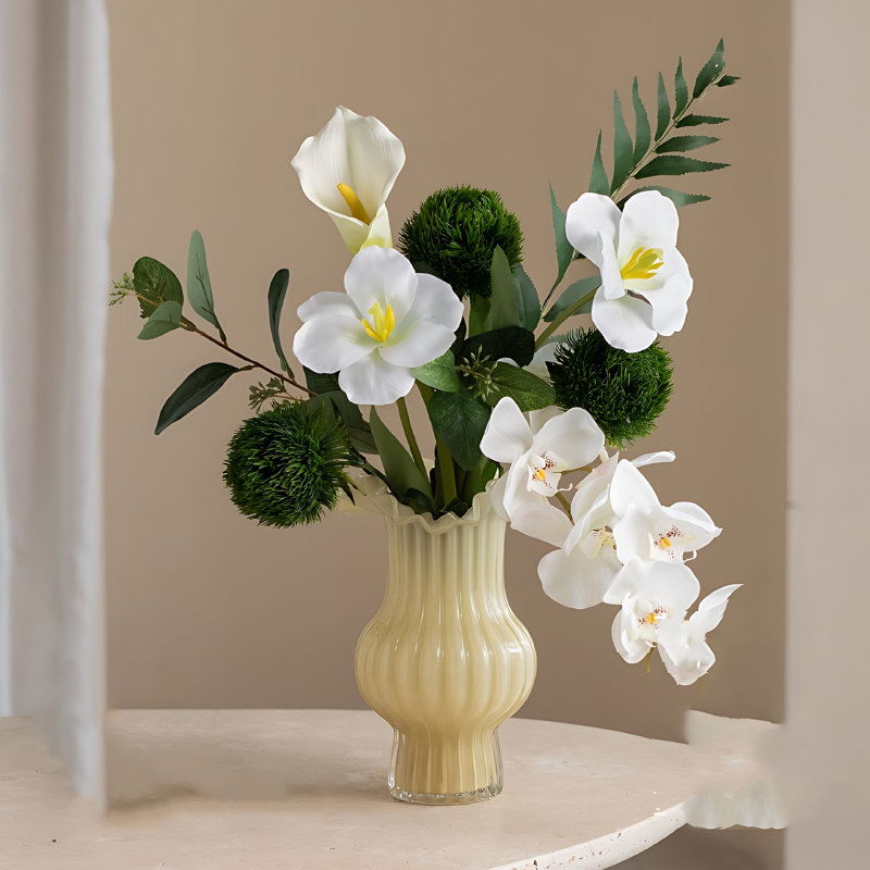 Arrangement d'orchidées dans un vase