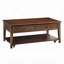 Table basse en noyer avec rangement relevable et tablette mobile, parfaite pour les intérieurs modernes et classiques.