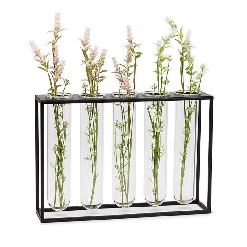 Cinq tubes dans un vase noir