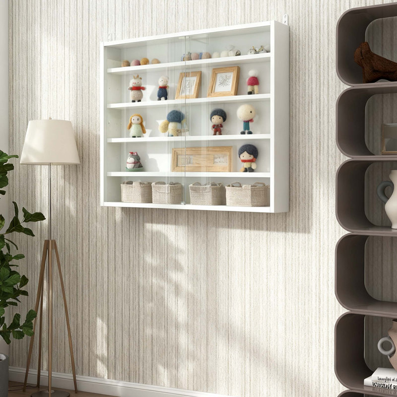 Vitrine murale à 5 niveaux avec portes en verre et tablettes réglables, parfaite pour mettre en valeur des objets de collection et décoratifs.