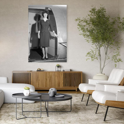 1960s, souriante, hôtesse de l'air, debout dans la porte de l'avion, regardant la caméra, rétro, rétro, art mural