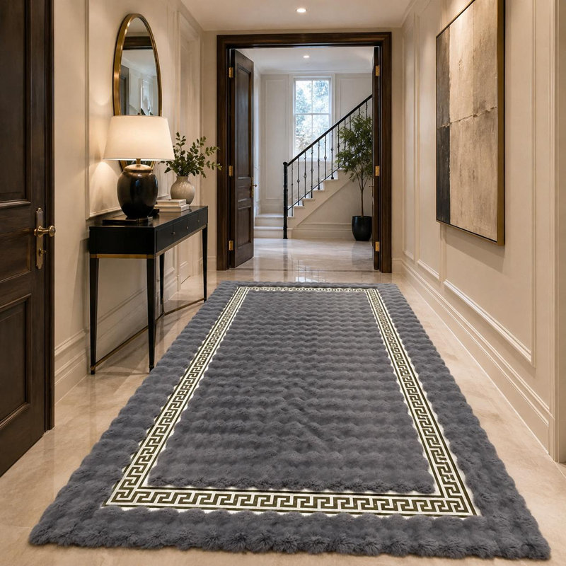 Tapis gris clair en fausse fourrure moelleuse, bordure grecque argentée, tapis de designer moderne, 3 x 5 ft