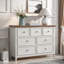 Commode moderne avec 7 tiroirs, poignées en métal et surface en grain de bois