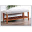 Le banc en tissu et en finition de chêne Charla, parfait pour les entrées et les salons, allie style et confort avec une fabrication durable.-366053789