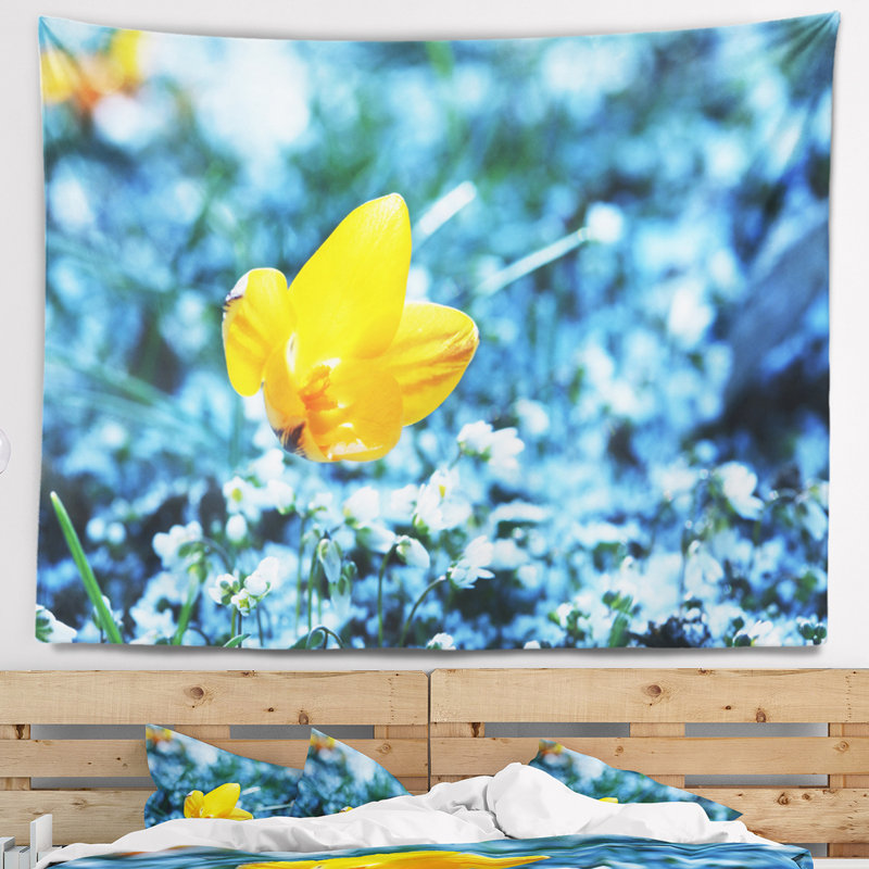Floral, belle fleur jaune sur tapisserie bleue, H 32 po x l 39 po