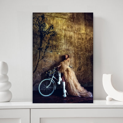 «Ethereal Fashion Woman Dramatic Dreamy Elegant Tree», reproduction d'art murale