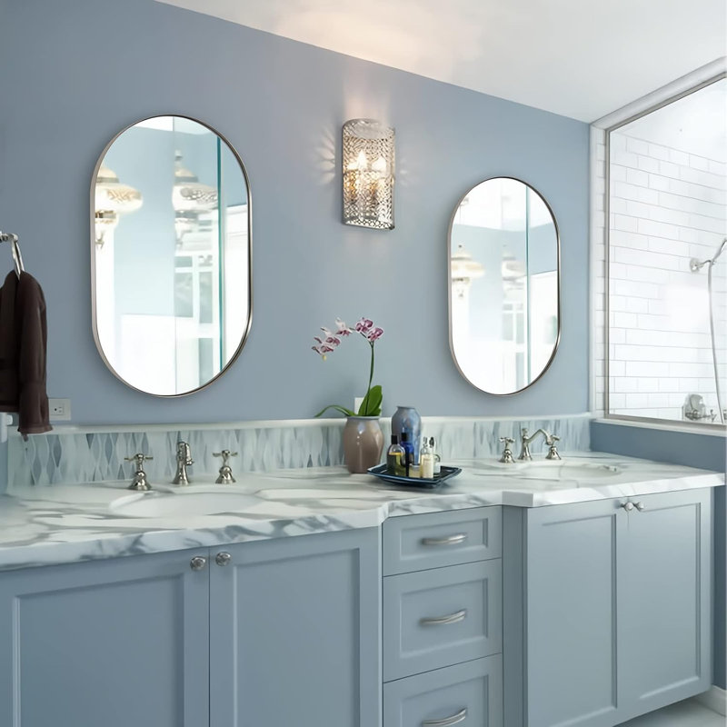 Miroir de salle de bain Kaitlee Cadre en acier inoxydable, Nickel brossé, 33 po x 20 po, Pilule