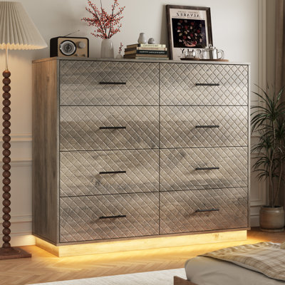 Commode 8 tiroirs l 47 po avec lumières à DEL, façades de tiroirs en diamant et poignées en métal pour la chambre à coucher, le salon