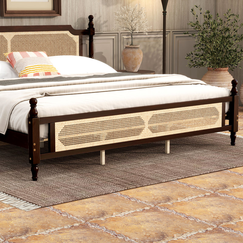 Lit en bois de pin très grand avec tête et pied de lit en rotin, avec plateforme de lit central amélioré, espresso