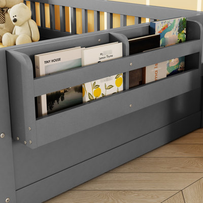 Lit simple en bois gris avec rails hauts, tablette au sol et tablette de rangement pour un cadre de sommeil sécuritaire, des barrières de sécurité et une aire de jeu latérale