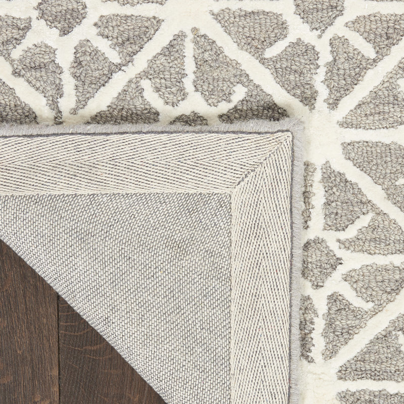 Tapis gris et ivoire touffeté à la main