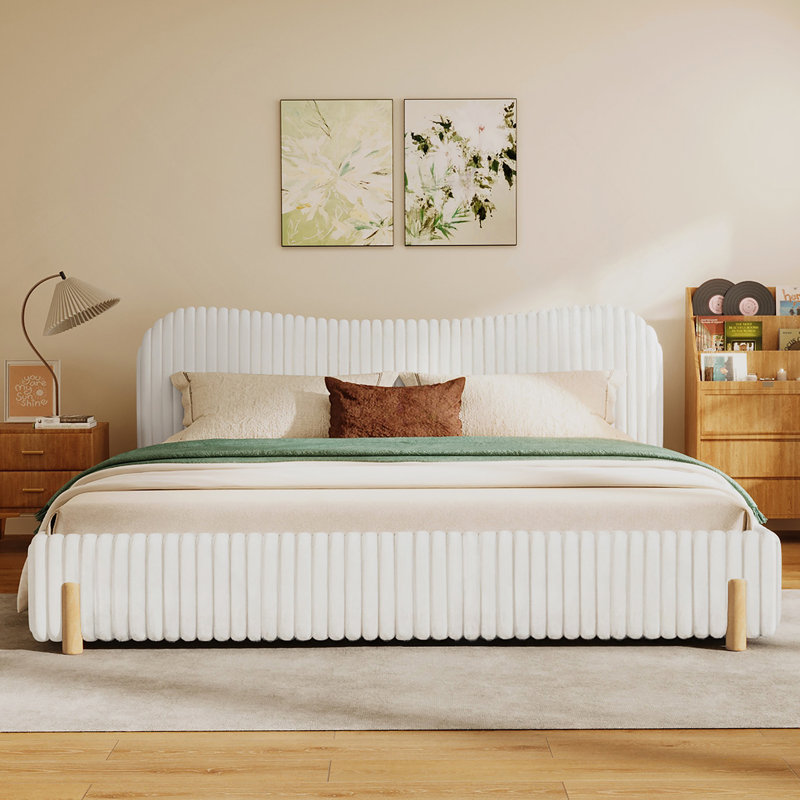 Lit tapissier élégant avec tête de lit ondulée et coutures verticales, idéal pour créer une chambre à coucher confortable et élégante